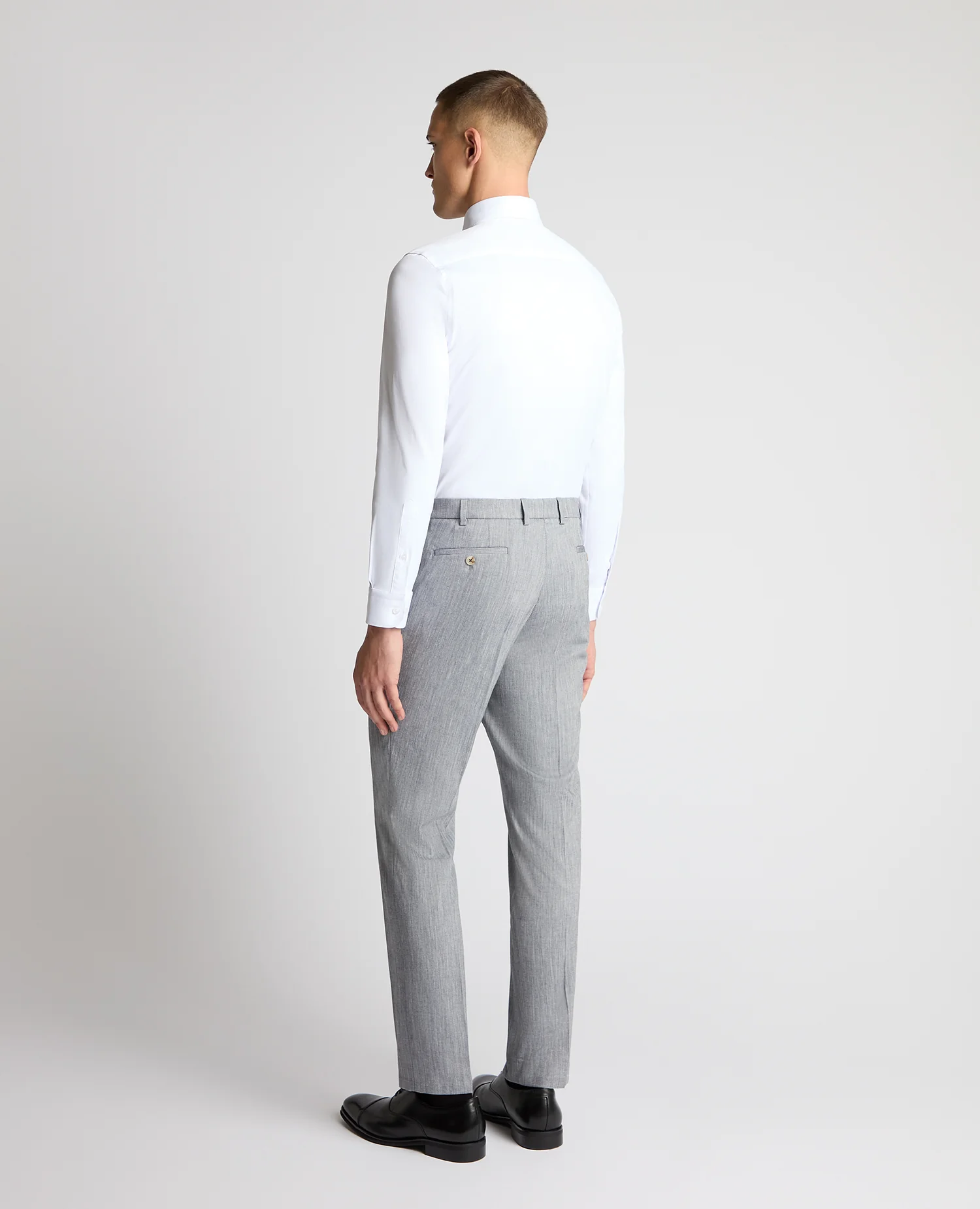 Tapered fit linen-blend stretch formal trousers - Image 3